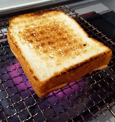 辻和金網の焼網で焼いた食パン