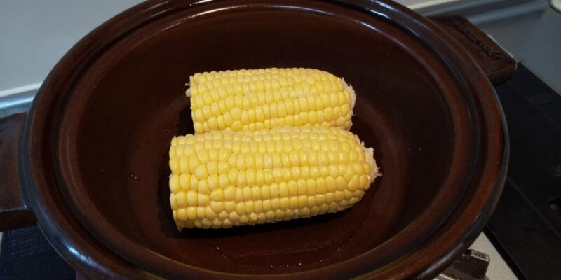 ビストロ土鍋にいれた生のとうもろこし