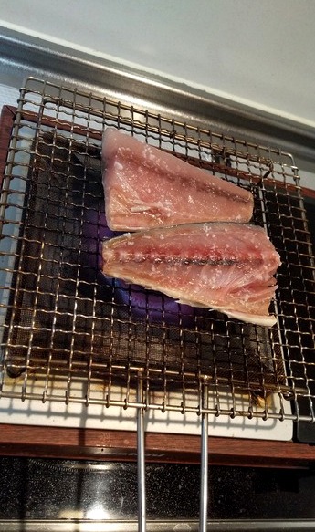 焼き網にのせたサバ