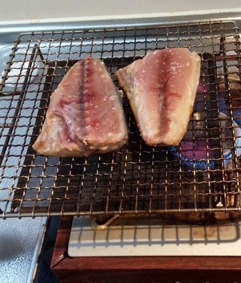 焼き網で焼くサバの切り身