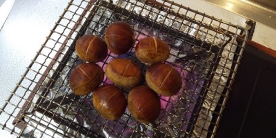 焼き網の上に栗をならべている