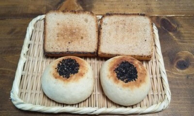 竹さるにのせた焼き立てのあんぱんと食パン。