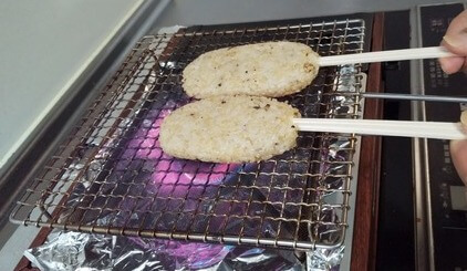 焼き網にのせた五平餅