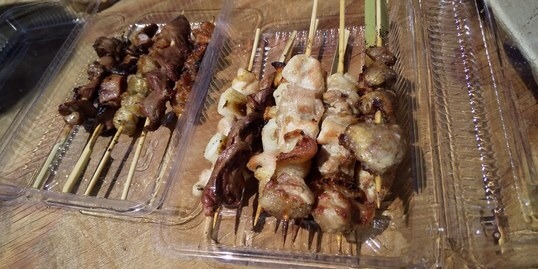 炭で焼いたプレノワールの焼き鳥、皮ハツレバーもも