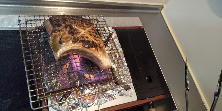 ひっくり返したカマ。皮目にキレイな焼き目がついている