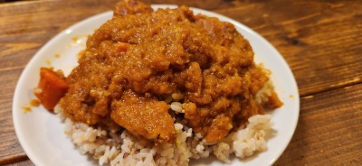 お皿に盛ったバーミキュラで作ったカレー