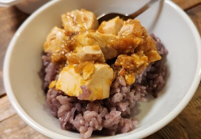 ご飯にかけたマーボー豆腐