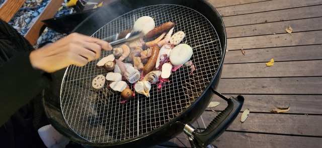 グリルで肉や野菜を焼いている