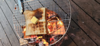 焼きたての食パンにたっぷりのせたバター