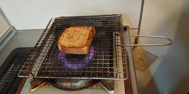 辻和金網の手付焼網の上でこんがり焼けた食パン