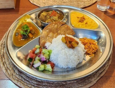 ご飯、カレー、おかずがのったデイリープレート