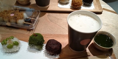 店内で食べた抹茶ラテ、枝豆おこわ、おはぎ。