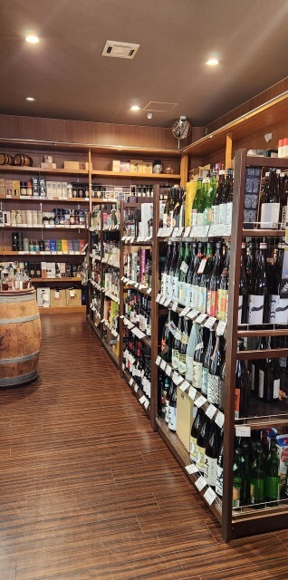 棚にならんだお酒