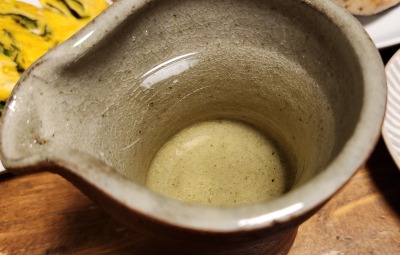 片口の酒器に入れた純米無濾過生原酒