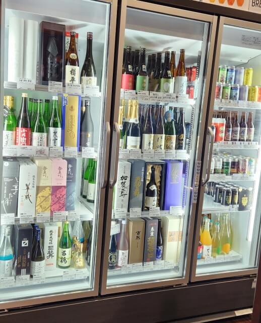 冷蔵庫に並ぶ日本酒