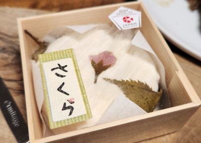 桜の花がのった可愛いチーズのアップ