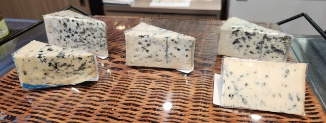 カウンターに出された4種類のブルーチーズ