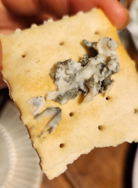 クラッカーにのせた【ブルード ヴェル ニュ】