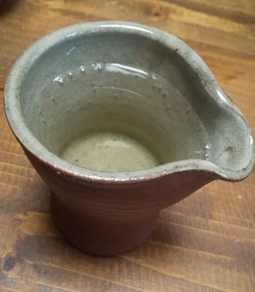 酒器にいれた、淡い山吹色の五人娘